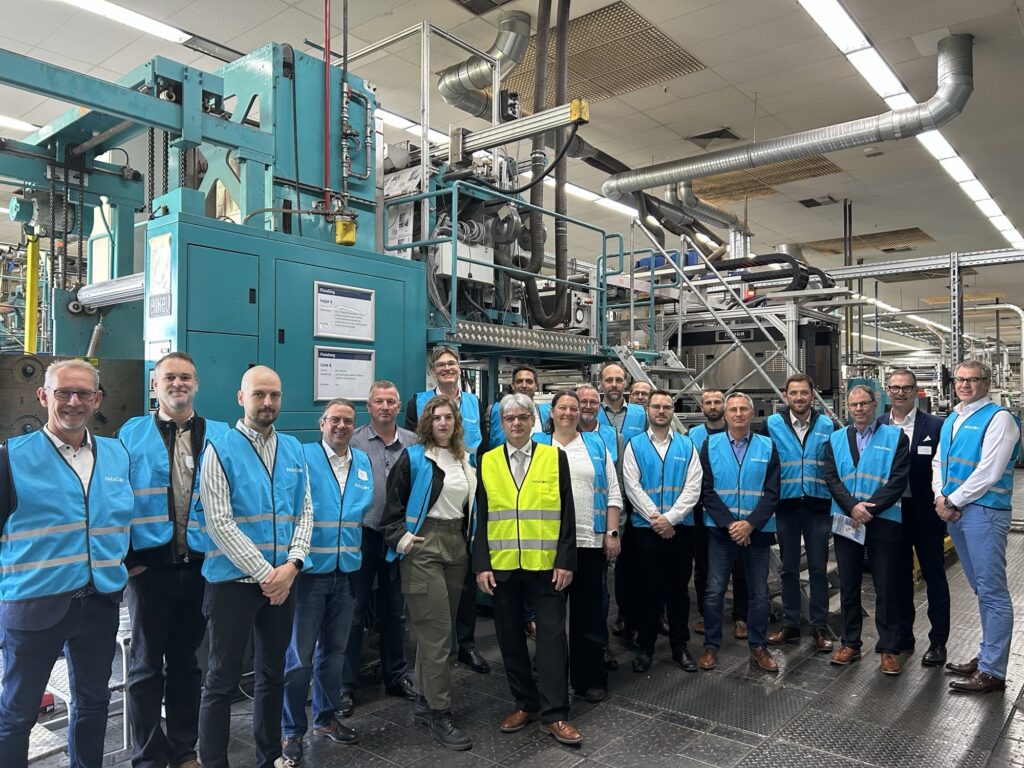 Gruppenfoto B-CLEEN Teilnehmer bei Smurfit Westrock in NeuburgWestrock